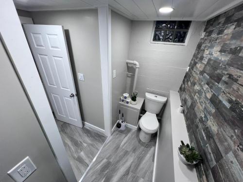 BromleyにあるPrivate Bedroom Suite 4 Cape Cod Cutie 10 Min to Downtownのトイレと窓のある小さなバスルーム