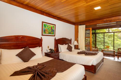 Postel nebo postele na pokoji v ubytování Trapp Family Lodge Monteverde