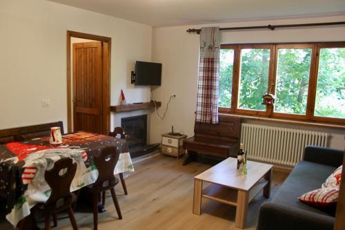 TV a/nebo společenská místnost v ubytování Chalet dello gnomo