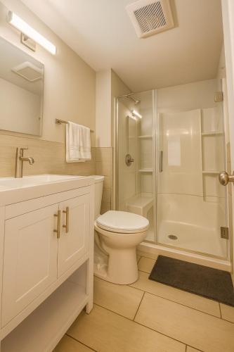 a bathroom with a toilet sink and a shower at Perfect Downtown Stay Yale Walk Sallys Apizza in New Haven