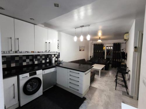 Modern 2 bedroom Penthouse with huge private roof top terrace,free parking and free WIFI