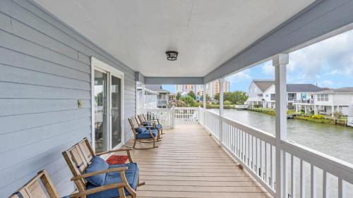un portico con sedie e vista sull'acqua di Captain's Cove - Pool Rooftop and Inlet Views a Myrtle Beach