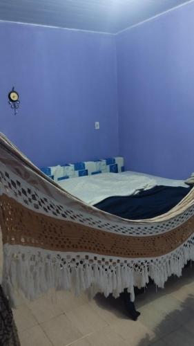 un letto in una stanza blu con una struttura in legno di Família Marcon a Belém