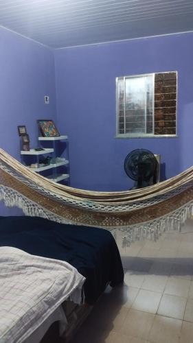 una camera da letto con un grande specchio su una parete blu di Família Marcon a Belém