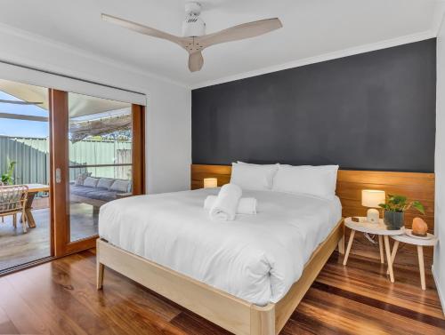 Giường trong phòng chung tại Kirra Shores Coastal Hideaway