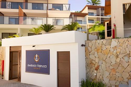 a building with a sign for the navajo villas at MAR DÁ LIBERDADE com Amerigo Vespucci in Morro de São Paulo