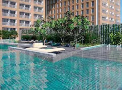 una grande piscina d'acqua di fronte a un edificio di Studio almagah a San Paolo