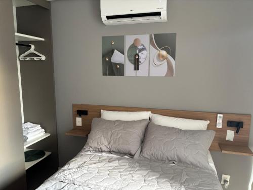 una camera da letto con un letto e un quadro sul muro di Studio almagah a San Paolo