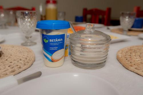 een tafel met een pot ijs en koekjes bij Pousada Villa Marini in Itarema