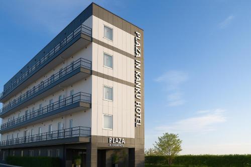 een gebouw met een pizza bord aan de zijkant bij Plaza In Kanku Hotel in Izumi-Sano