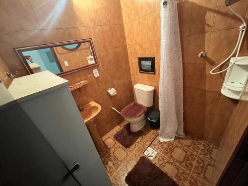 Ένα μπάνιο στο Apartamento em prédio familiar