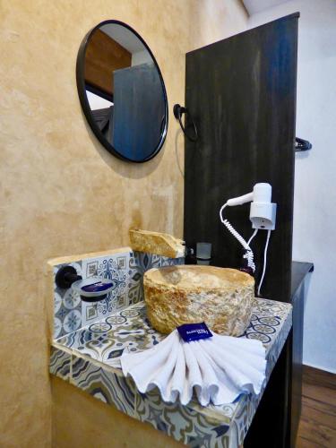 a bathroom with a sink and a mirror at Habitaciones Colonial Zaci in Valladolid