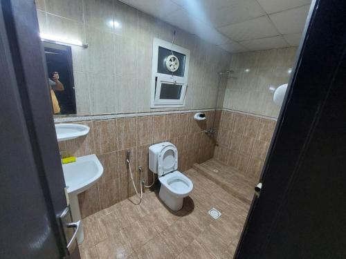 Bilik mandi di Friends Hotel Apartments