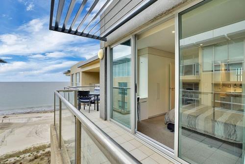 グレネルグにあるSeaside Apartment with Shared Gym & Saunaの海の景色を望む家のバルコニー