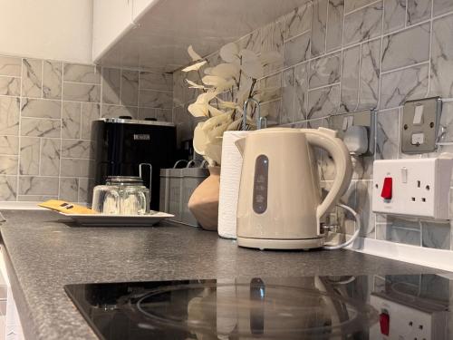 un grille-pain blanc posé sur un comptoir de cuisine dans l'établissement Central Comfort- 2 bedroom Nottingham Stay sleeps up to 5, à Nottingham