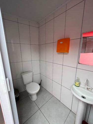 Un baño pequeño con inodoro y lavabo. en Casa em Rosana 2, 4, 6 até 8 pessoas, en Ilha da Piranha