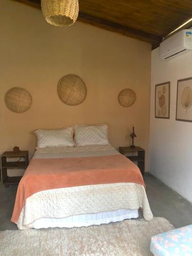 une chambre avec un grand lit avec deux tables de nuit dans l'établissement Casa Pipa Boulevard, à Tibau do Sul