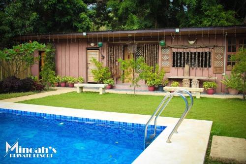 Bazén v ubytování Minoah's Private Resort La Union nebo v jeho okolí