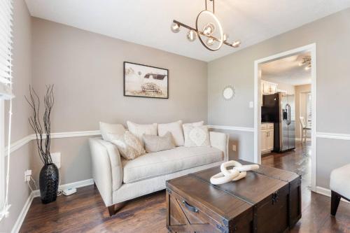 a living room with a couch and a table at Casa Hanover Hope Mills - Fayetteville Airport in Hope Mills