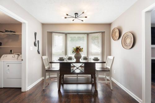 a kitchen and dining room with a table and chairs at Casa Hanover Hope Mills - Fayetteville Airport in Hope Mills