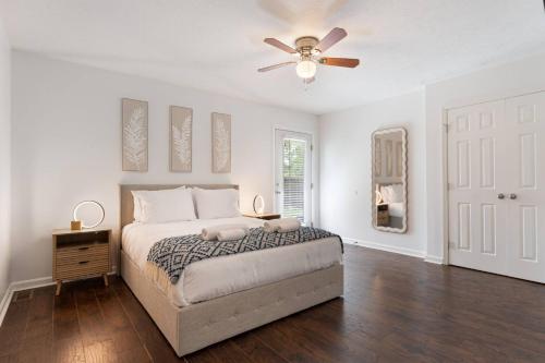 a bedroom with a bed and a ceiling fan at Casa Hanover Hope Mills - Fayetteville Airport in Hope Mills