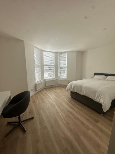 En eller flere senge i et værelse på Modern 2 Bedroom Flat - Central & Stylish