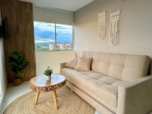 a living room with a couch and a table at Refugio Central con Parqueo Privado in Armenia
