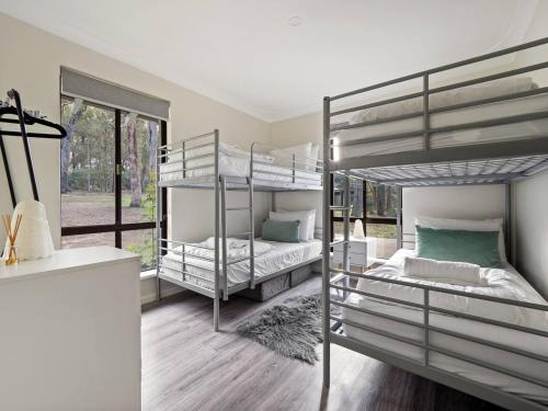 Postel nebo postele na pokoji v ubytování Notable Downs Estate near Margaret River Wineries