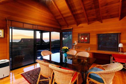 Ein Sitzbereich in der Unterkunft Melaleuca - Stunning Ocean Views and Coastal Comforts