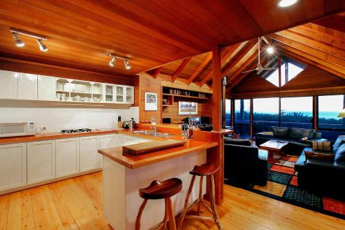 Küche/Küchenzeile in der Unterkunft Melaleuca - Stunning Ocean Views and Coastal Comforts