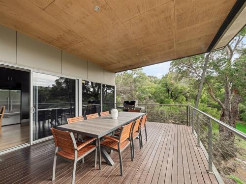Un balcón o terraza en Longboard House - Minutes from Yallingup Beach