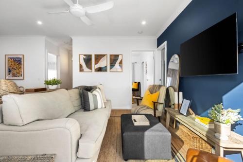 托基'Allora Torquay'的客厅配有白色沙发和蓝色的墙壁