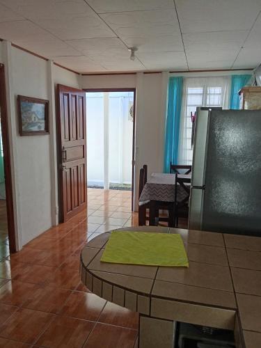 Μια τηλεόραση ή/και κέντρο ψυχαγωγίας στο Apartamentos y Cabinas Geckos