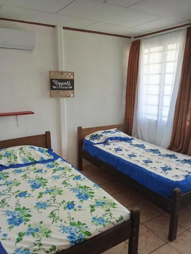 Ένα ή περισσότερα κρεβάτια σε δωμάτιο στο Apartamentos y Cabinas Geckos
