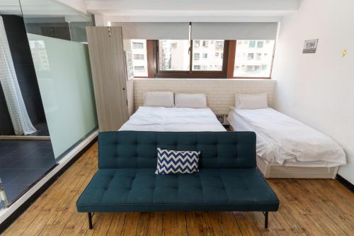 Postel nebo postele na pokoji v ubytování Love River Inn 愛河日央