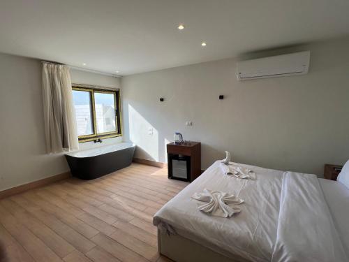 a bedroom with a bed and a bath tub and a bath tub at The kings of pyramids view inn in Cairo