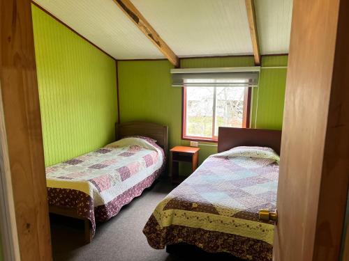 Ένα ή περισσότερα κρεβάτια σε δωμάτιο στο Cabañas el Mañio