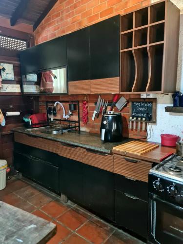 a kitchen with a sink and a counter top at Casa Limoeiro 5min da ilha in Alter do Chao