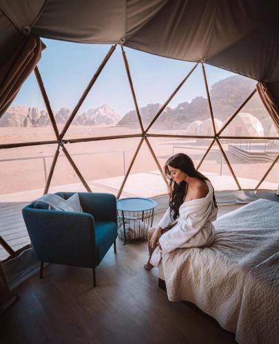 Llit o llits en una habitació de RUM Bubble lUXURY CAMP