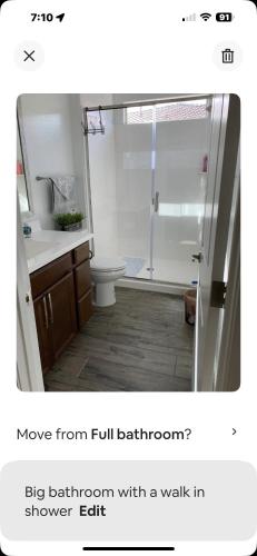バッカイにあるGasbarre private suiteのバスルーム(シャワー、洗面台、トイレ付)