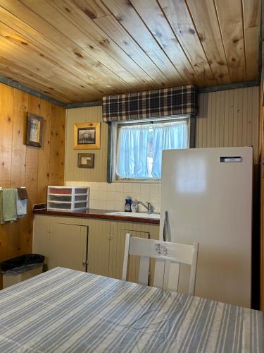 Η κουζίνα ή μικρή κουζίνα στο Moore's Old Pine Inn