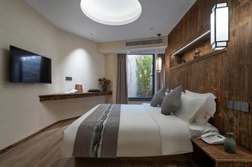 Floral Hotel Shexian Taibaiju B&B Huizhou Ancient City Branchにあるテレビまたはエンターテインメントセンター