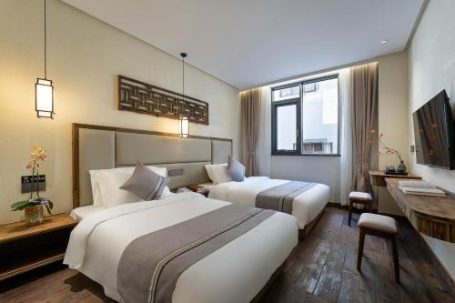 Floral Hotel Shexian Taibaiju B&B Huizhou Ancient City Branchにあるベッド