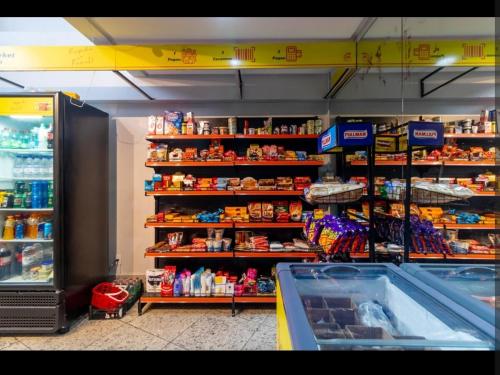 een gangpad met planken voedsel in een winkel bij Studio Urbano Sun Square hotel in Goiânia