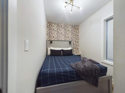 Un dormitorio con una cama con un edredón azul. en 2BR with Onsite Parking and Laundry Just 4 Min to Downtown, en Chicago