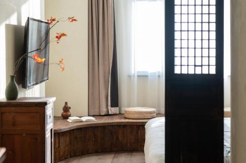 Floral Hotel Shexian Taibaiju B&B Huizhou Ancient City Branchにあるテレビまたはエンターテインメントセンター