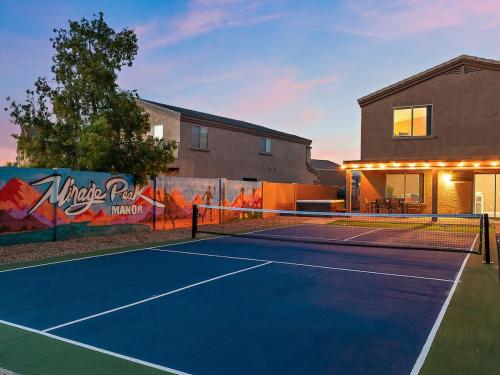 カサグランデにあるMirage Peak Manor Luxury Villa Pool Spa Games Hosted by Relaxtayの家の前のテニスコート