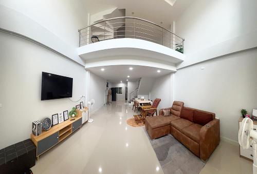 a large living room with a couch and a table at Monday Guesthouse Hatyai in Hat Yai