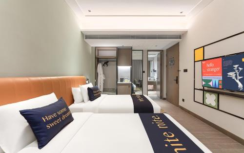 The Mustel Hotel Chongqing Hongyadongにあるベッド