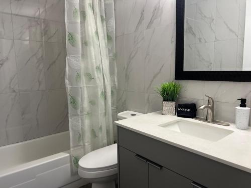 Et badeværelse på Modern 2 bedroom, 2 king beds, close to Hwy